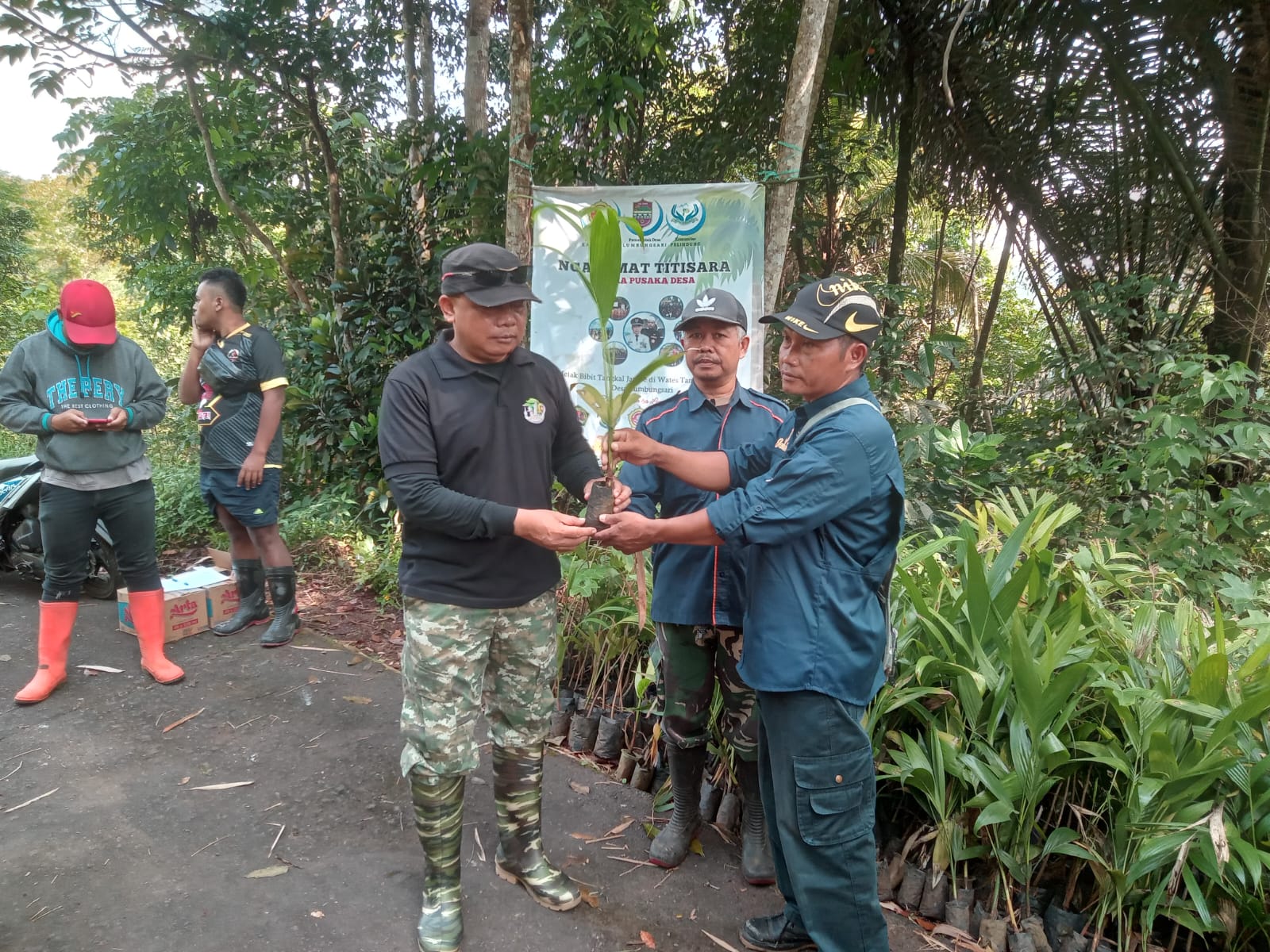 Serah Terima dan Persiapan untuk Penanaman Pohon dalam Rangka Memperingati Hari *"DESA ASRI NUSANTARA"*