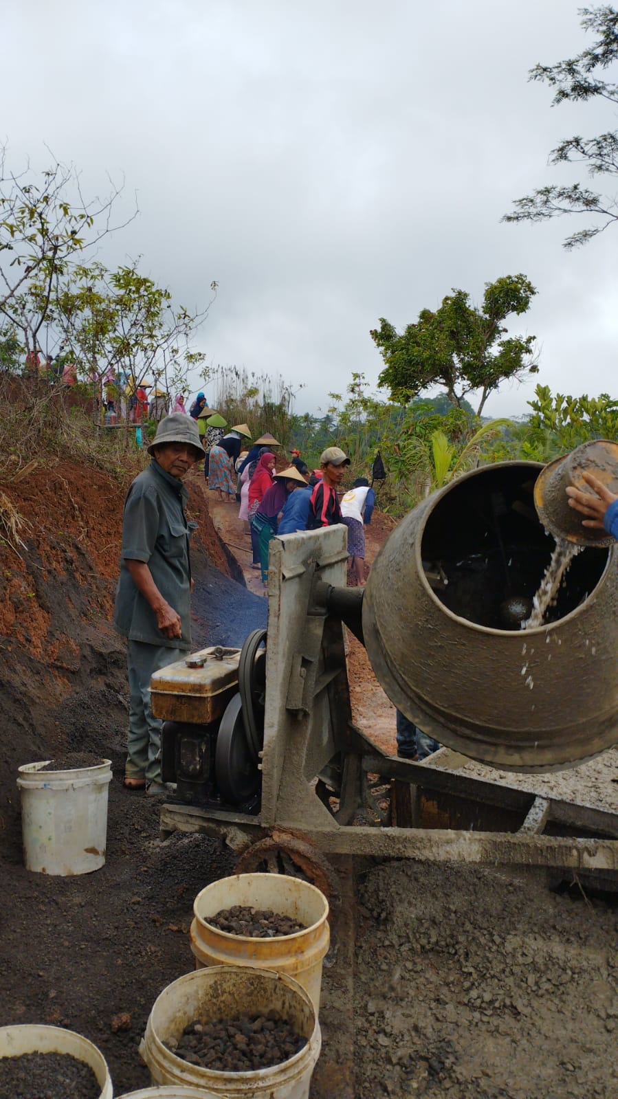 Pelaksanaan Pengecoran Jalan Usaha Tani (JUT)