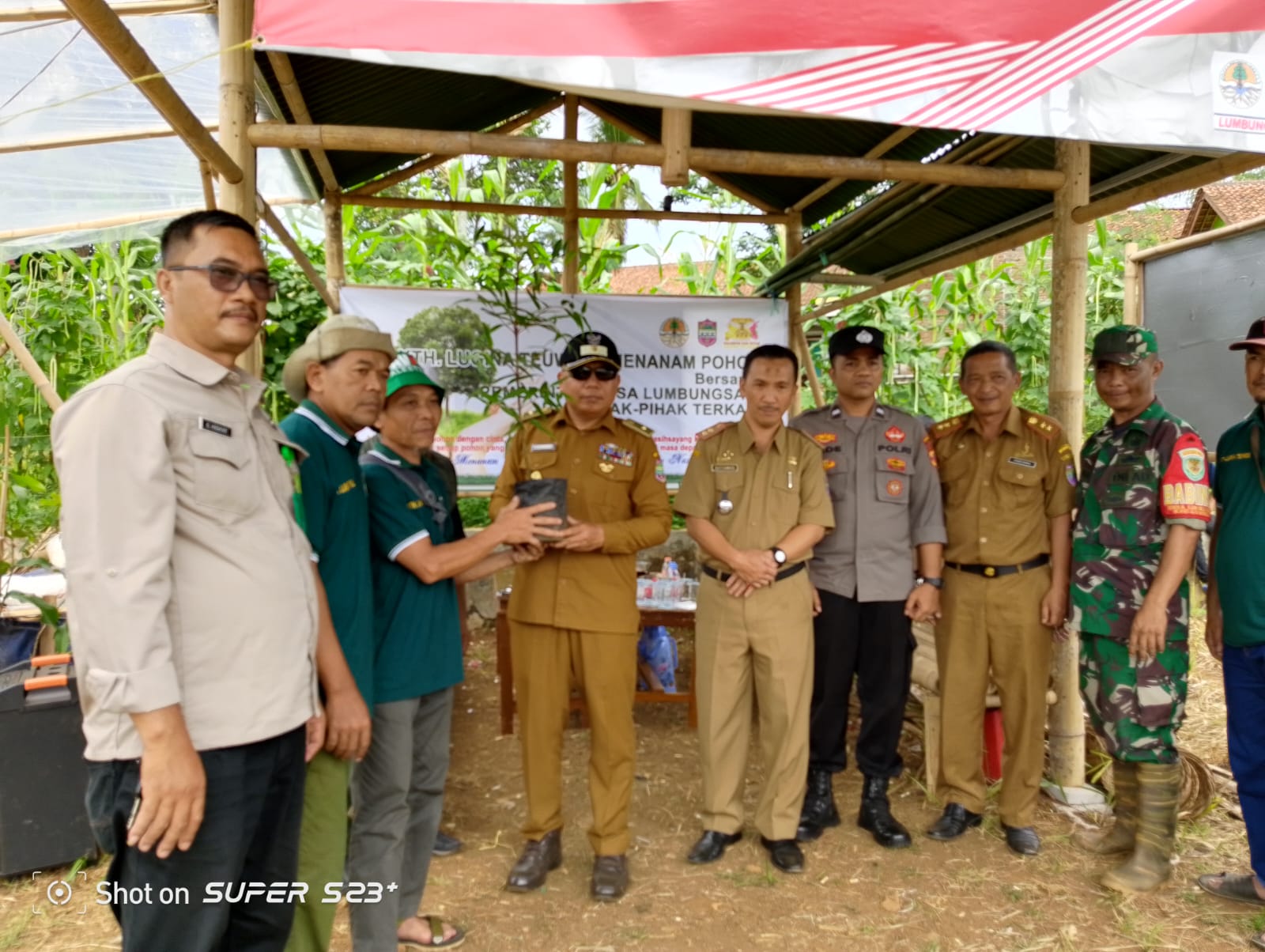 KTH. Lugina Teuwel Menanam Pohon Damar Bersama Pemdes Lumbungsari