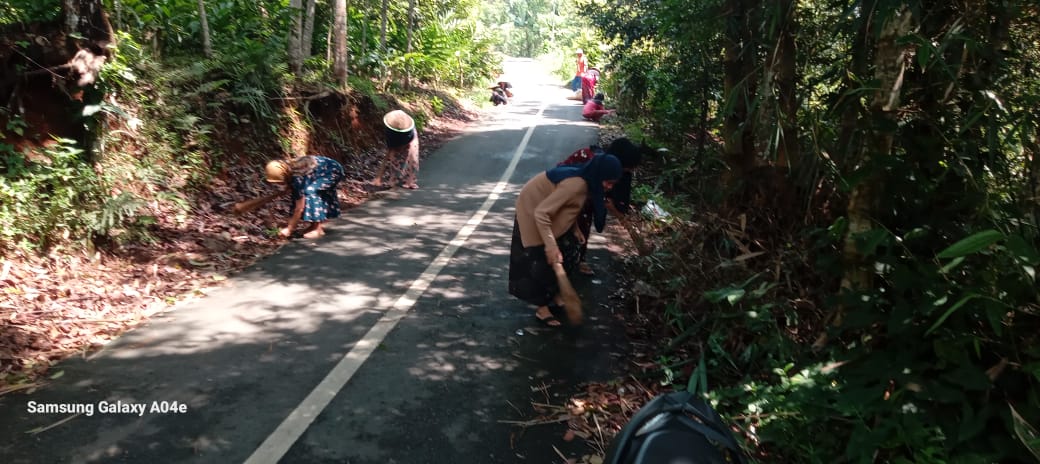 Gotong Royong Kegiatan Kebersihan Desa Lumbungsari