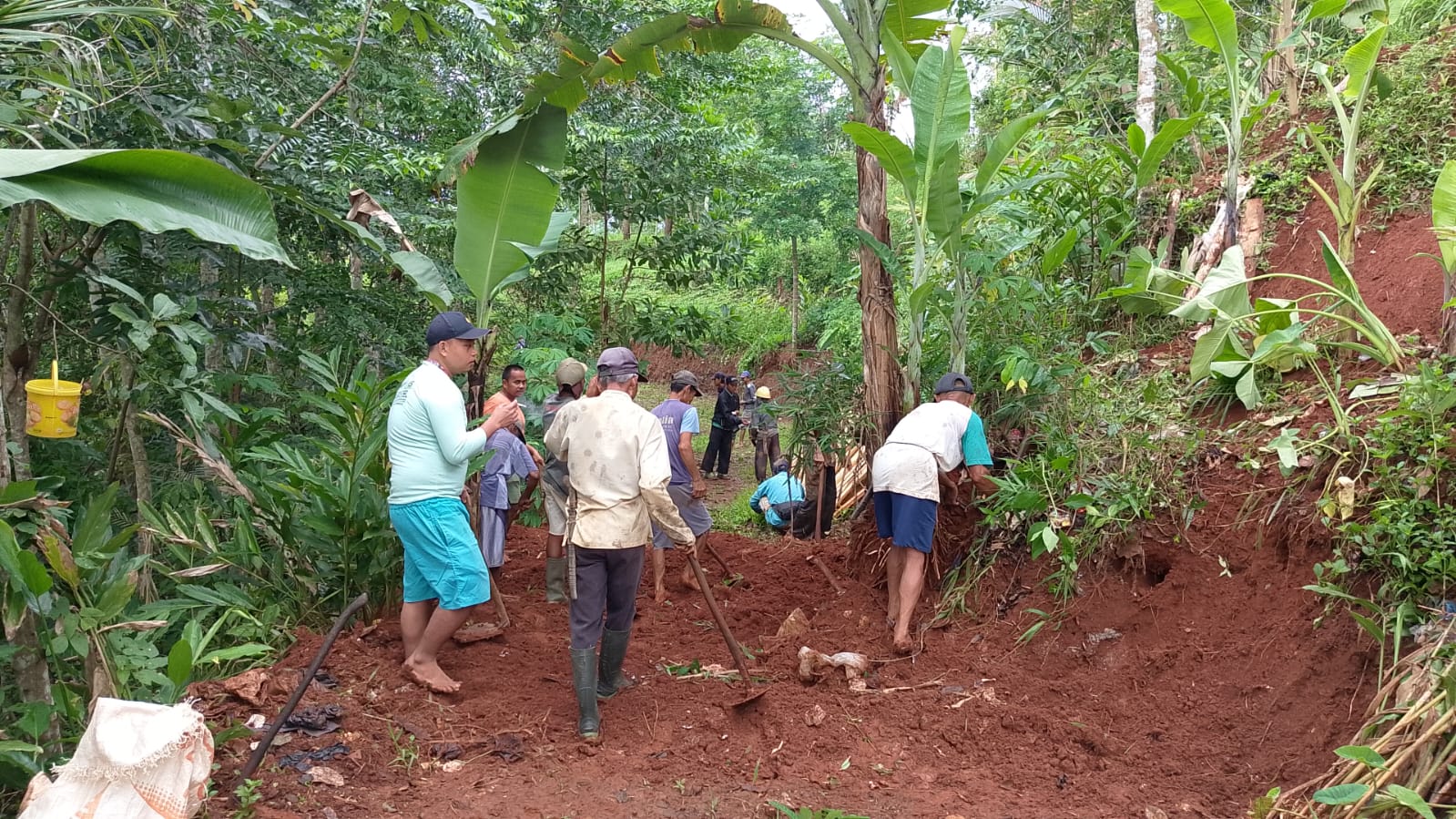 Gotong Royong Persiapan Rabat Beton Jalan Pasirekek