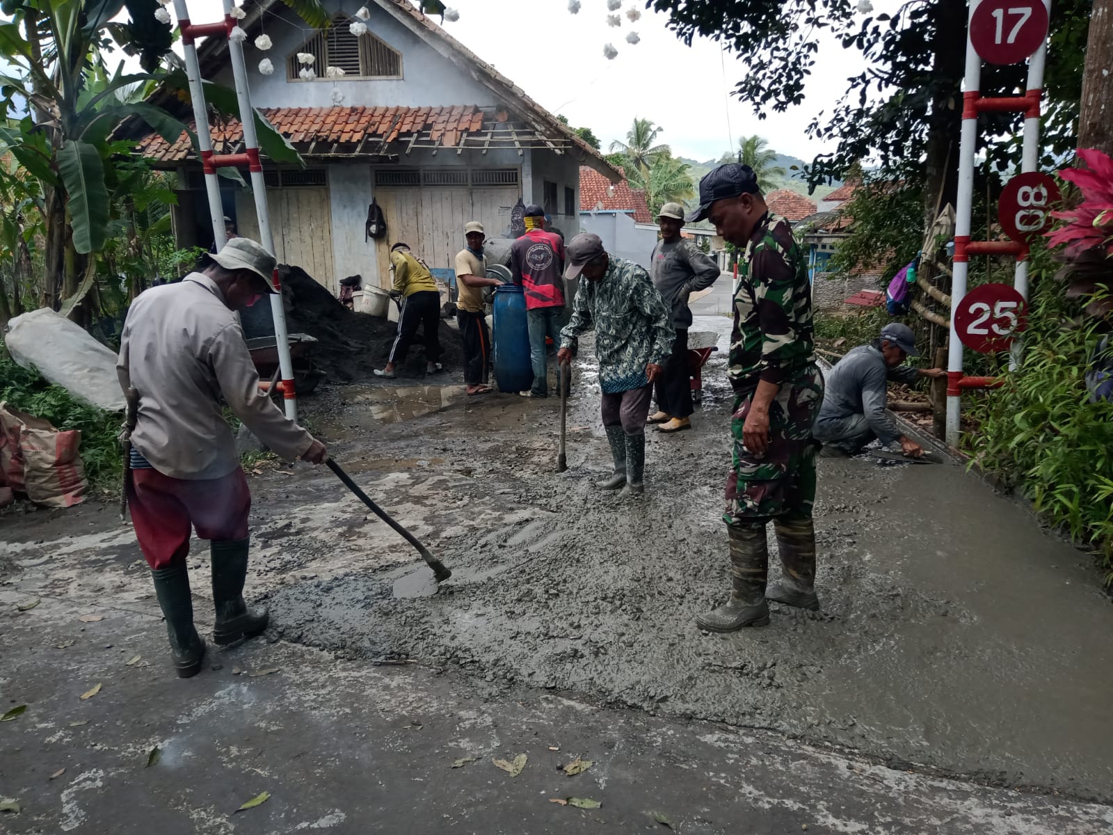 Gotong Royong Kegiatan Rabat Beton Jalan Bojongpari-Pasirdogdog
